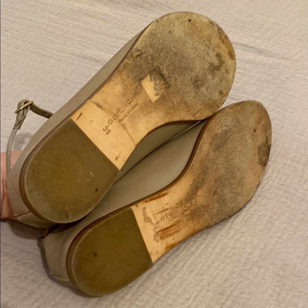 GIVENCHY Made in Italy Elegant Tan Women's Sandals. Size 39 - Picture 5 of 7